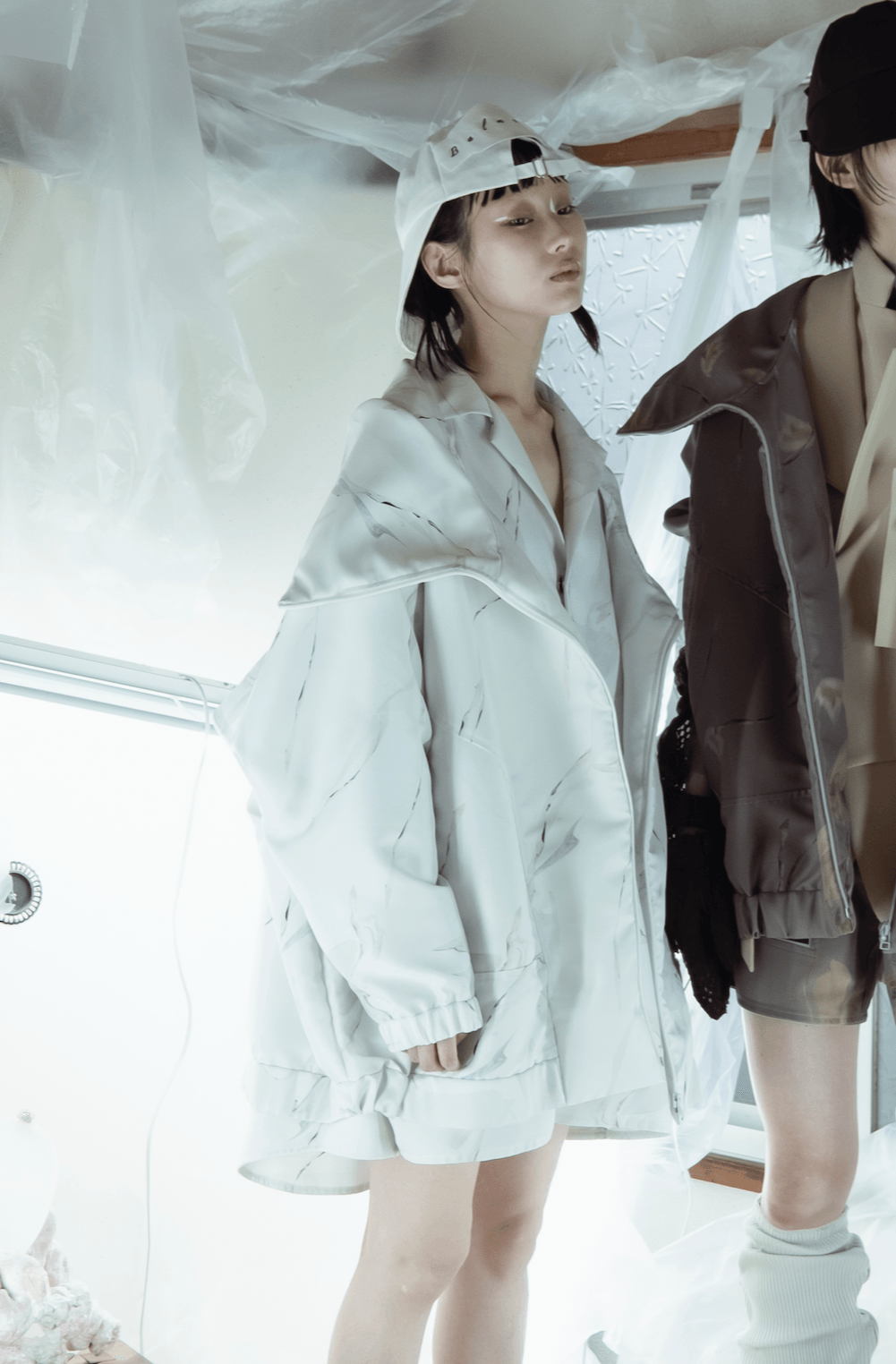 グラフィックハイネックビッグパーカー - Mist White – BALMUNG グラフィックハイネックビッグパーカー - Mist White – BALMUNG