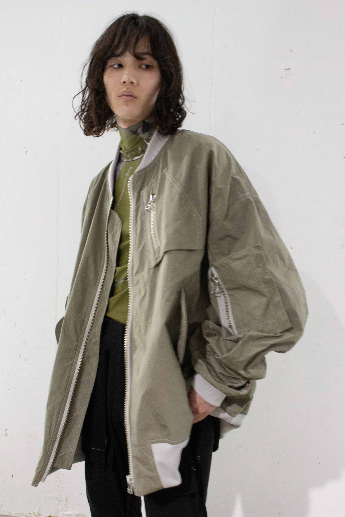 見た目よりも重量が軽い点もBALMUNG ベーシックMA-1 Khaki - www