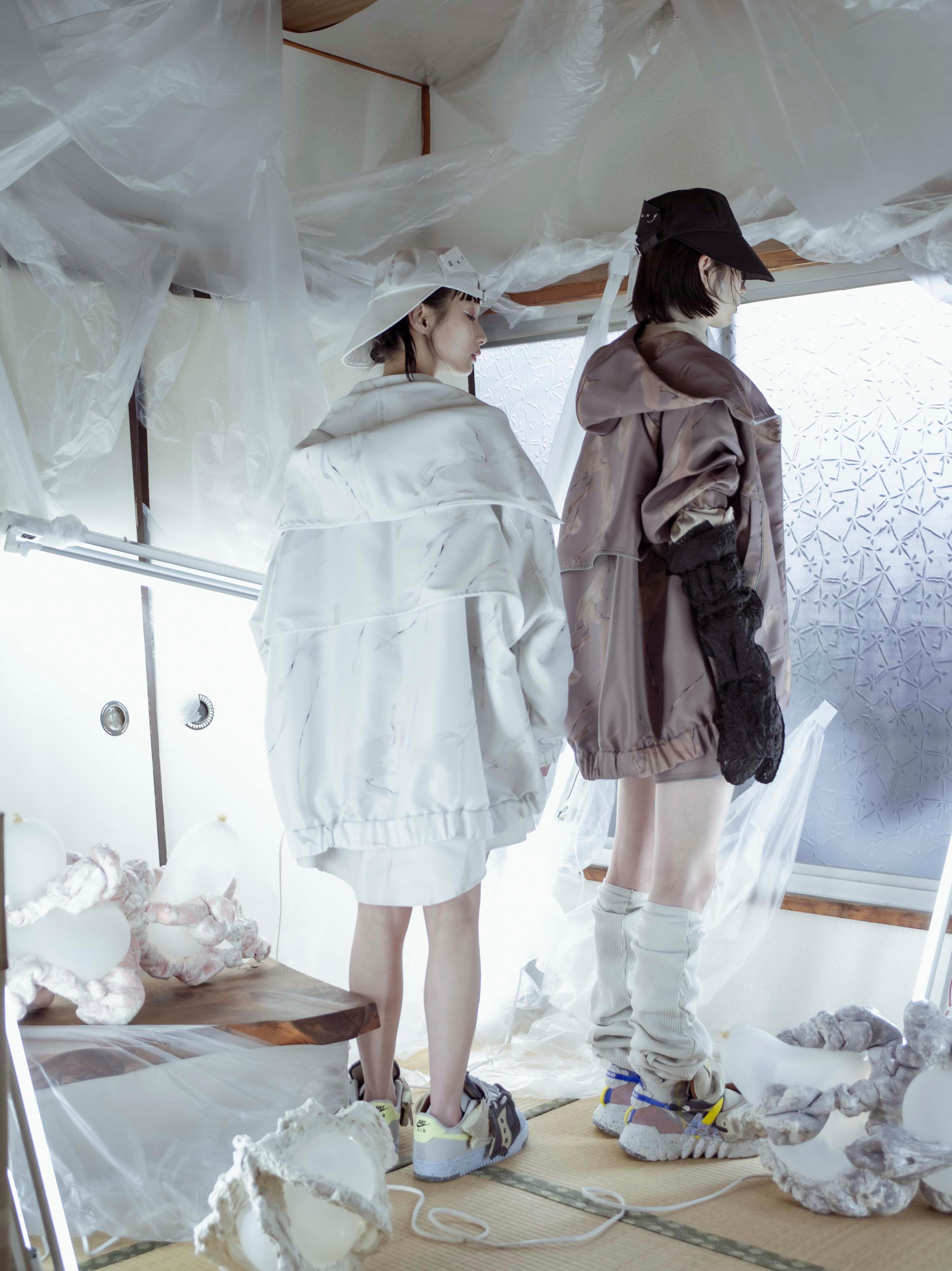 グラフィックハイネックビッグパーカー - Mist White – BALMUNG